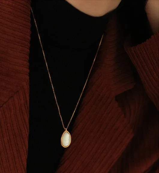 Retro White Iridescent Oval Stone Gold Necklace